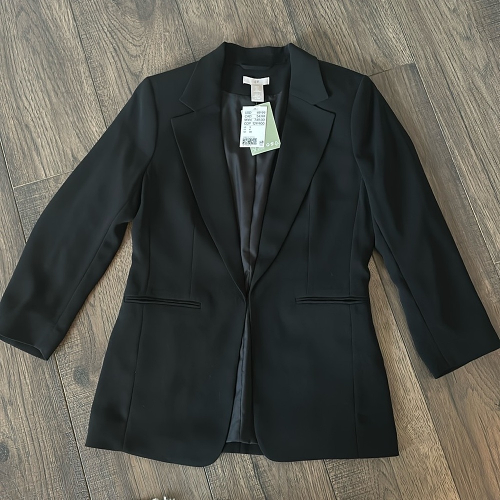 Slimming black H&M blazer.